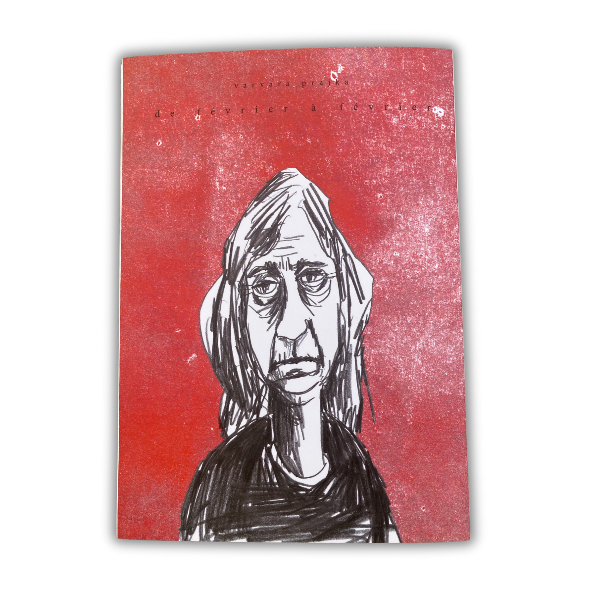 Quatrième de couverture noir et blanc sur fond rouge du livre De février à février, publié par Modern Times, avec autoportrait de vieille de l’auteure.